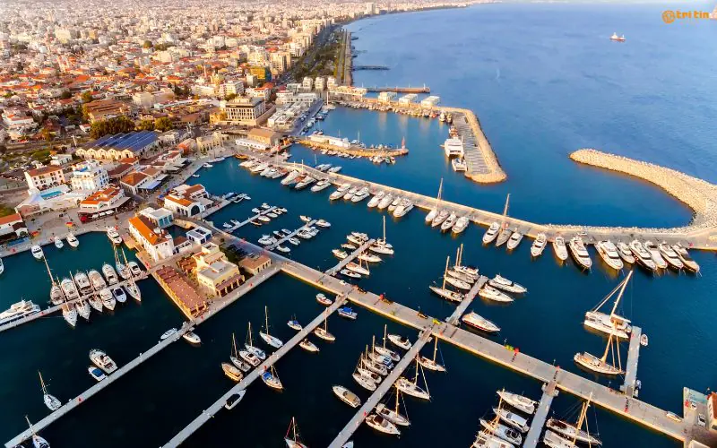Bến du thuyền và đường bờ biển — ảnh từ website Tri Tin Cyprus